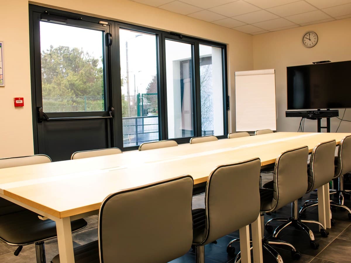 Salle de formation équipée d'un écran et d'un paperboard — Le Cheval Bleu Formations